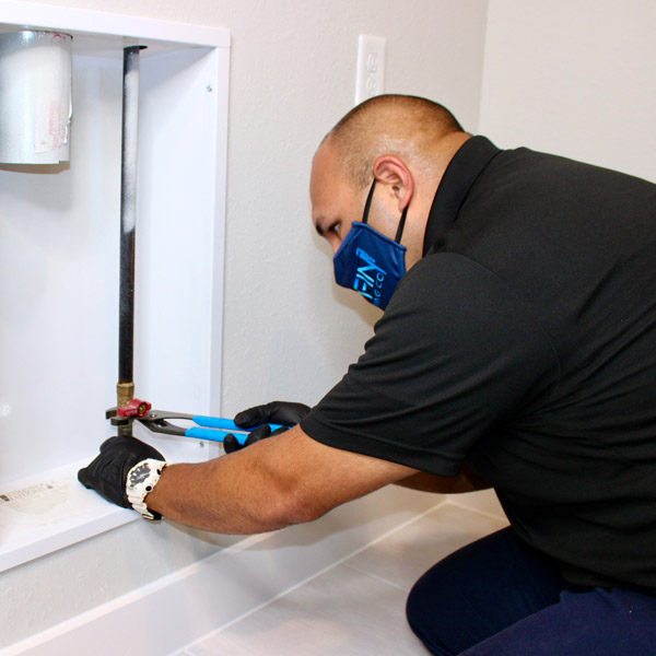 Technician working on gas line, Houston & Katy, TX
